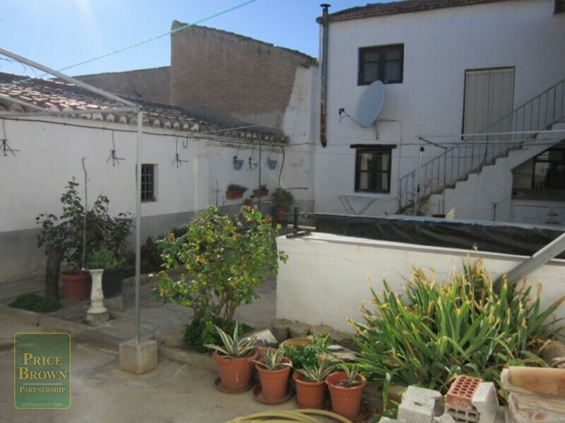 AF476: Townhouse for Sale in Caniles, Granada